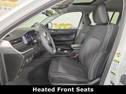 Used 2023 Jeep Grand Cherokee Laredo w/ Luxury Tech Group I image 11