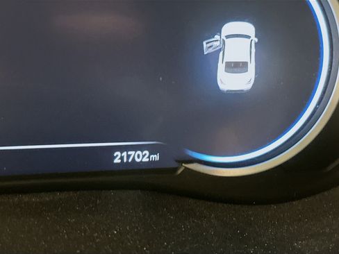 Used 2025 Genesis G70 2.5T image 19