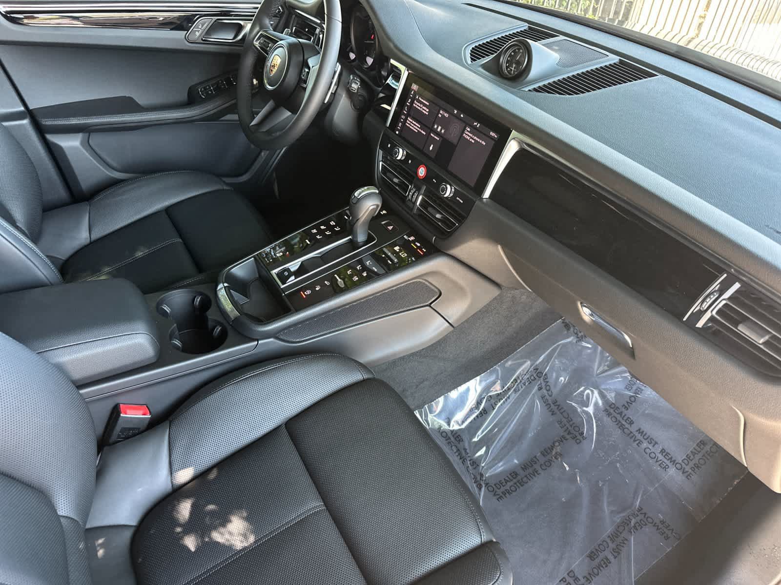 Certified 2025 Porsche Macan AWD/4WD image 17