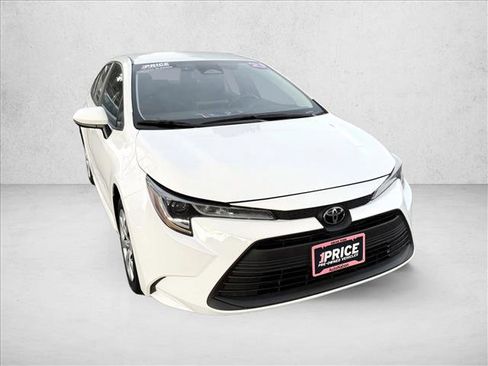Used 2023 Toyota Corolla LE image 3