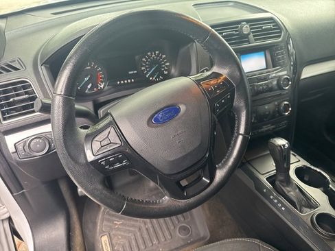 Used 2017 Ford Explorer XLT image 15