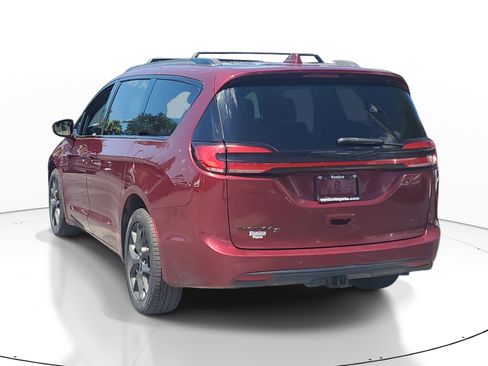 Used 2021 Chrysler Pacifica Touring-L w/ Uconnect Theater Family Group AWD/4WD image 4