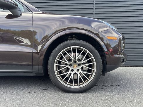 Certified 2022 Porsche Cayenne Platinum Edition image 18