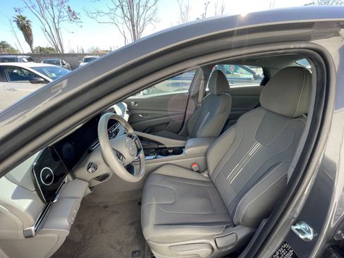 Used 2025 Hyundai Elantra SEL image 37