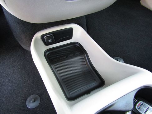 Used 2022 Chrysler Voyager LX FWD image 23