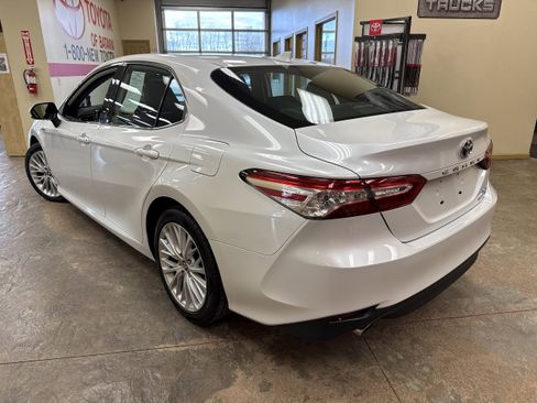 Used 2020 Toyota Camry XLE image 9