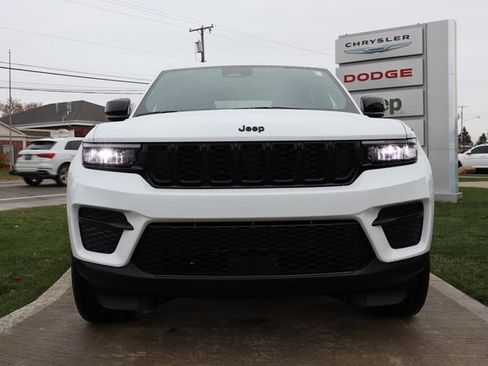 New 2025 Jeep Grand Cherokee Altitude image 5