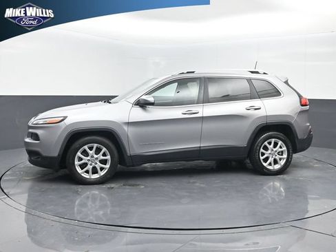 Used 2017 Jeep Cherokee Latitude FWD image 4