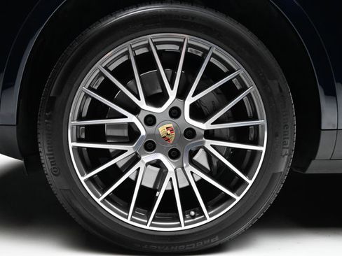 Used 2022 Porsche Cayenne S image 32