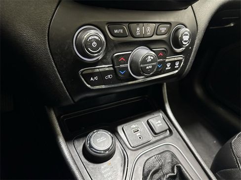 Used 2021 Jeep Cherokee Latitude Lux w/ Sun & Sound Group image 20