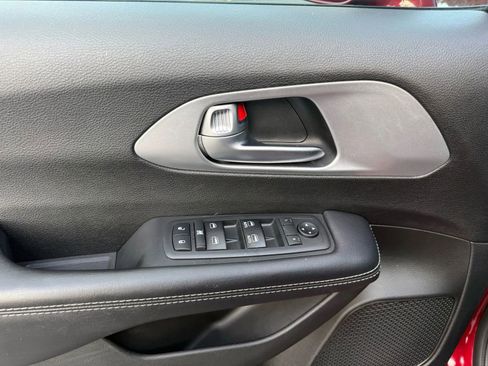 Used 2018 Chrysler Pacifica Touring-L w/ Premium Audio Group image 12