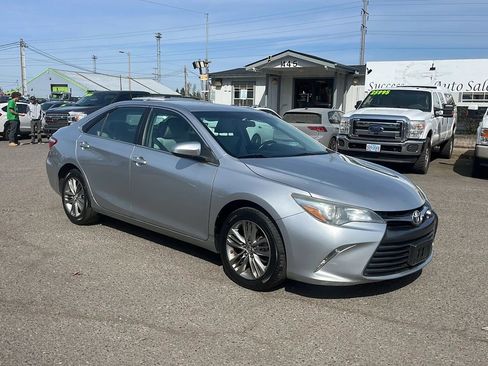 Used 2016 Toyota Camry SE image 1
