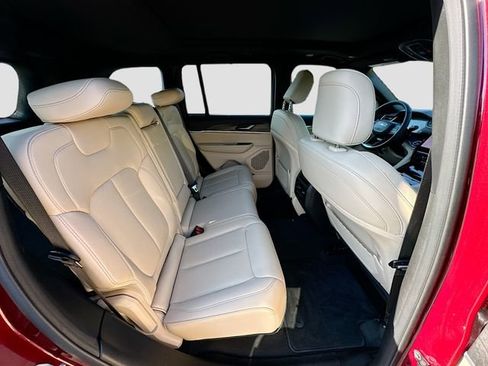 Used 2025 Jeep Grand Cherokee Limited w/ Luxury Tech Group II image 28