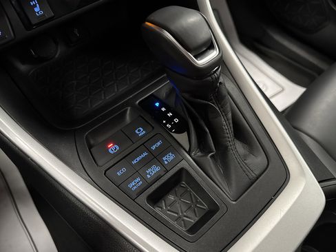 Used 2021 Toyota RAV4 XLE Premium image 10