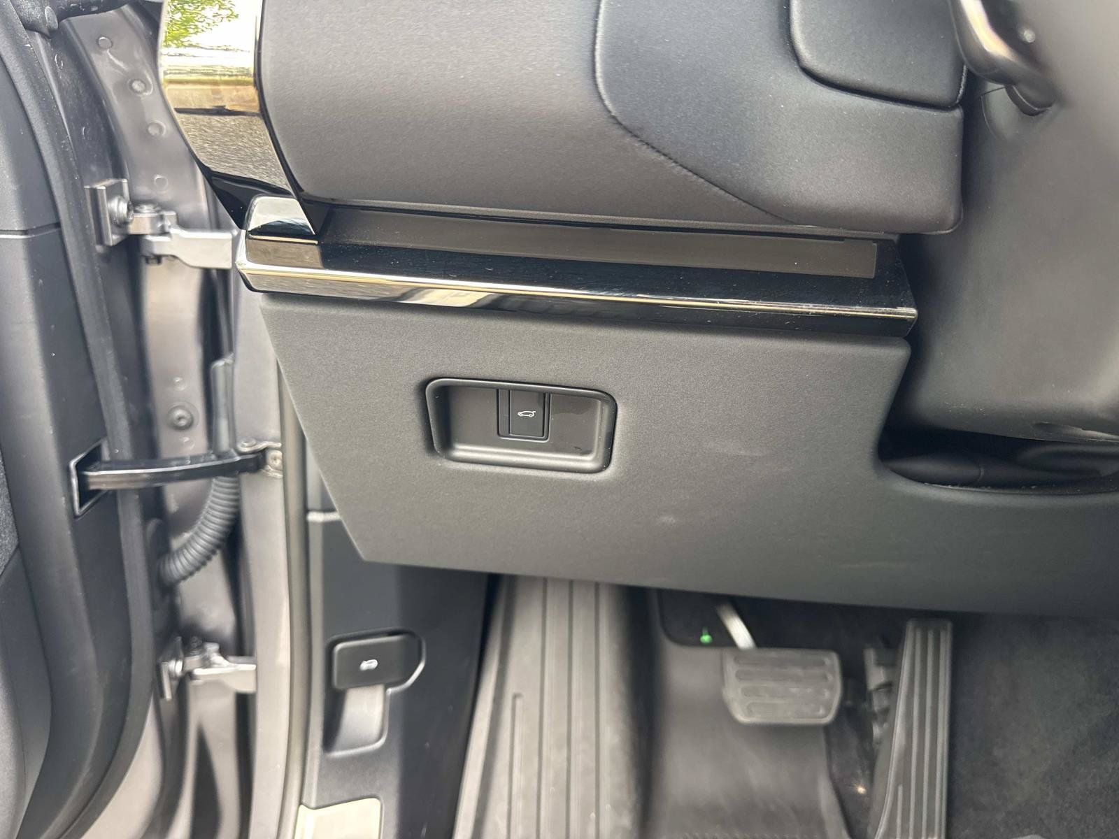 Certified 2025 Land Rover Range Rover Sport SE AWD/4WD image 33