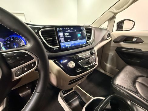 Used 2024 Chrysler Pacifica Touring-L image 82