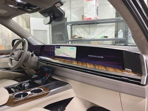 Used 2025 Cadillac Escalade Sport Platinum image 30