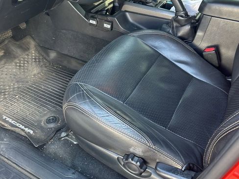 Used 2017 Toyota Tacoma TRD Sport w/ Premium & Technology Package image 8