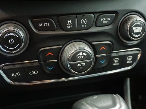 Certified 2020 Jeep Cherokee Trailhawk w/ Cold Weather Group image 32