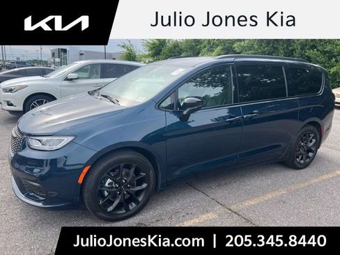 Used 2025 Chrysler Pacifica Limited FWD image 1