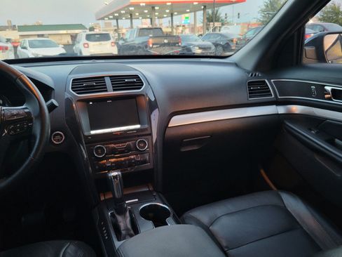 Used 2017 Ford Explorer XLT w/ Equipment Group 202A FWD image 31