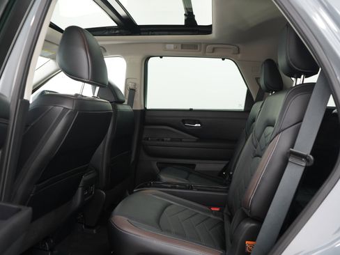 Used 2024 Nissan Pathfinder Platinum AWD/4WD image 17