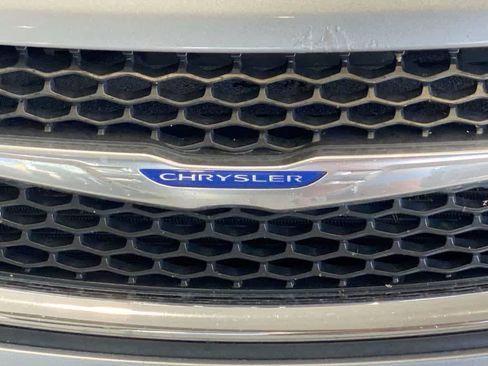 Used 2018 Chrysler Pacifica Limited FWD image 10