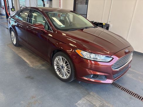 Used 2016 Ford Fusion SE w/ Equipment Group 202A FWD image 1