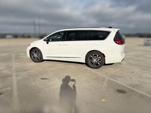 New 2026 Chrysler Pacifica Pinnacle image 7