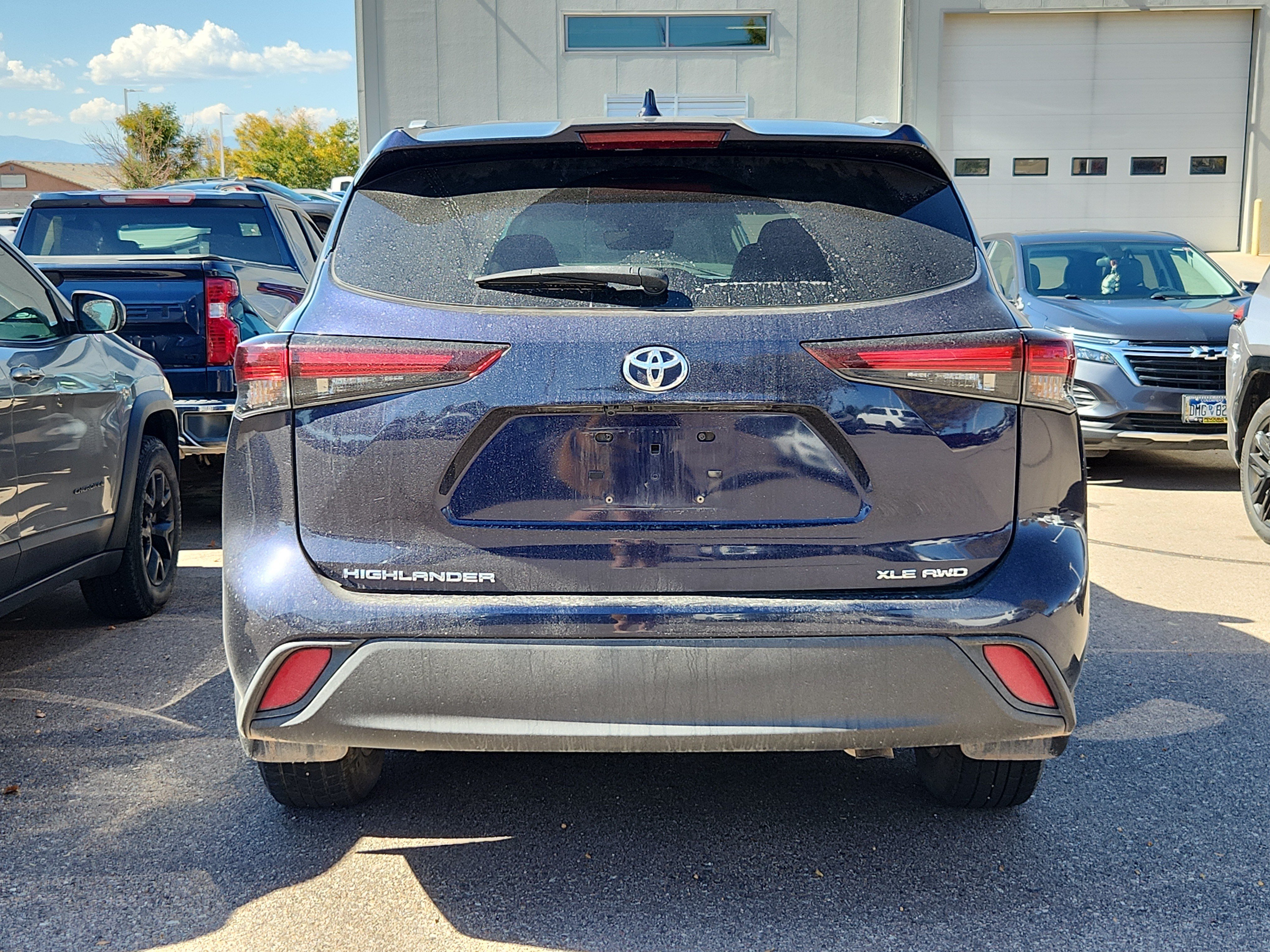 Used 2024 Toyota Highlander XLE AWD/4WD image 3