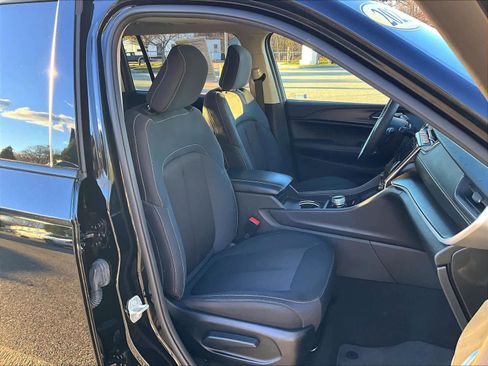 Used 2023 Jeep Grand Cherokee L Laredo image 9