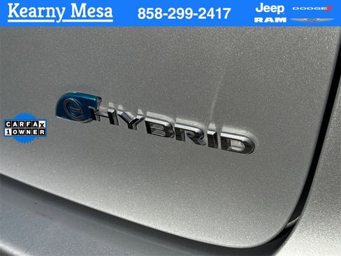 Used 2024 Chrysler Pacifica Select image 16
