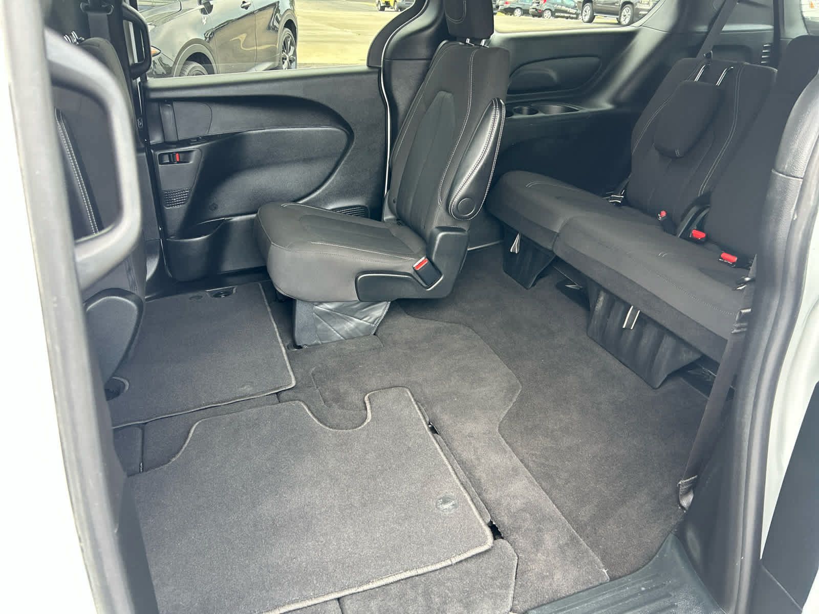 Used 2024 Chrysler Pacifica Touring FWD image 21