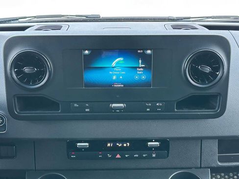 Used 2021 Freightliner Sprinter 2500 image 27