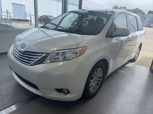 Used 2016 Toyota Sienna XLE Premium FWD image 2