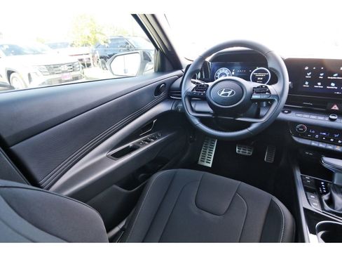 Certified 2025 Hyundai Elantra SEL image 10