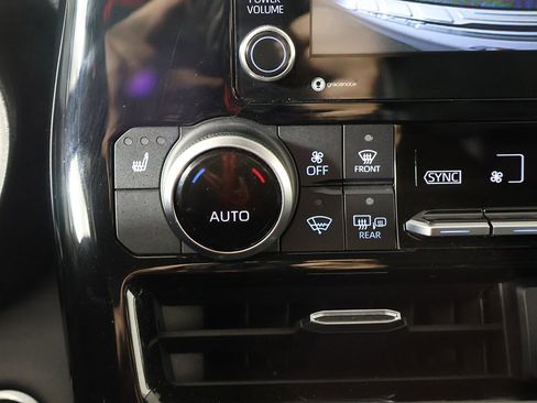 Used 2021 Toyota Highlander XLE image 48