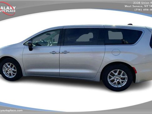 Used 2024 Chrysler Pacifica Touring-L image 8