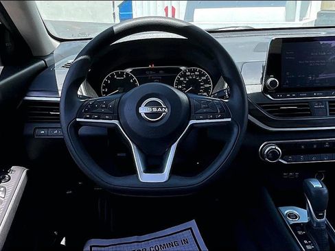 Used 2024 Nissan Altima 2.5 SV FWD image 8