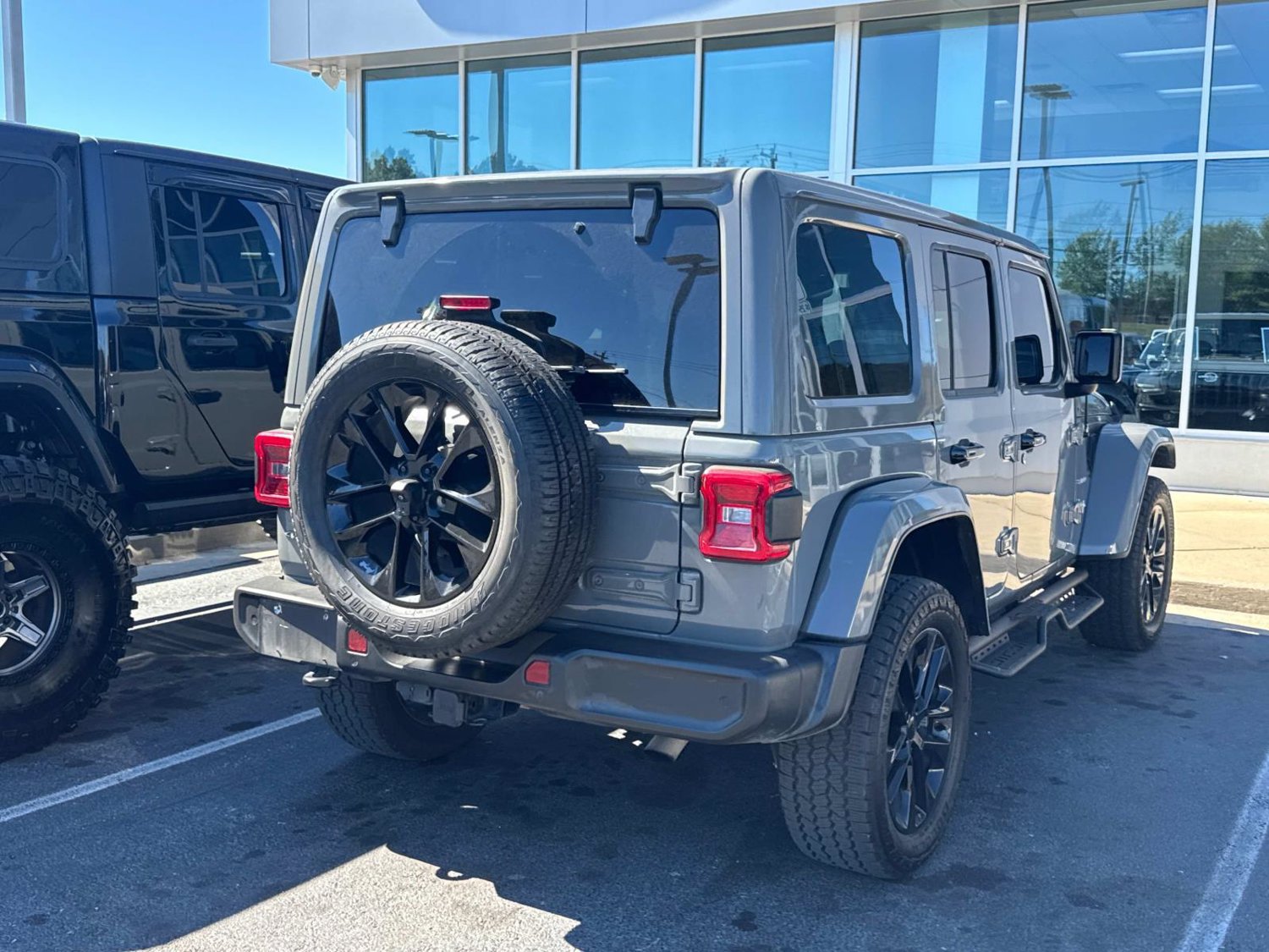 Used 2021 Jeep Wrangler Unlimited Sahara w/ Cold Weather Group AWD/4WD image 7