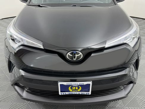 Used 2018 Toyota C-HR XLE FWD image 3