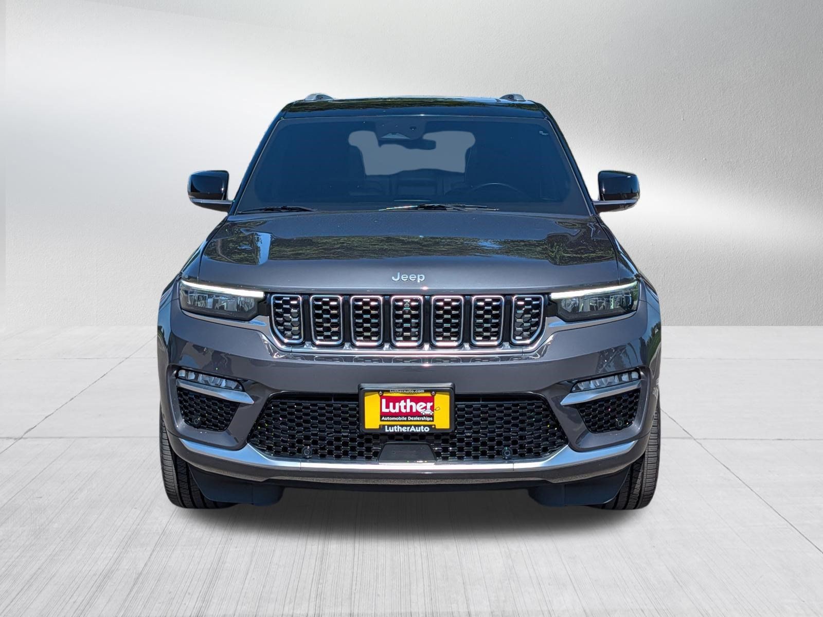 Used 2023 Jeep Grand Cherokee Summit AWD/4WD image 2