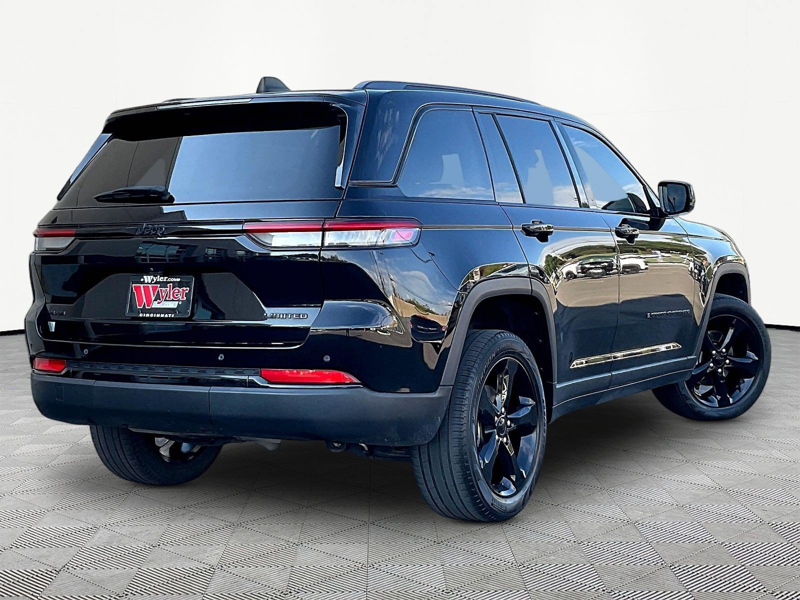 Used 2023 Jeep Grand Cherokee Limited w/ Black Appearance Package AWD/4WD image 6