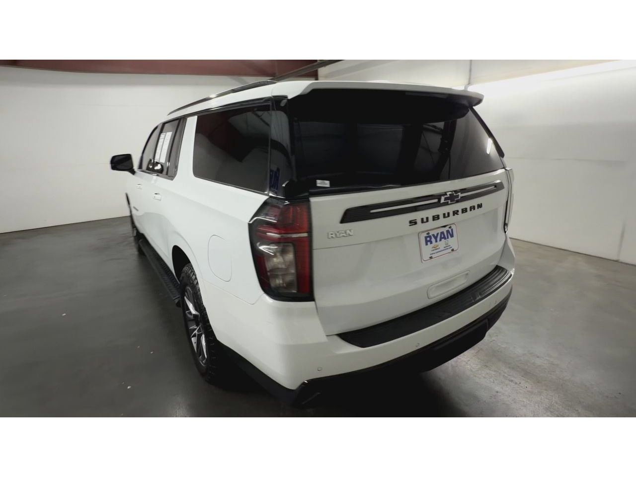 Certified 2024 Chevrolet Suburban Z71 w/ Luxury Package AWD/4WD image 7