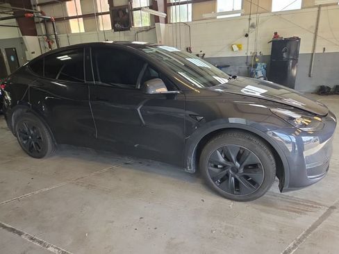 Used 2024 Tesla Model Y Long Range AWD/4WD image 3