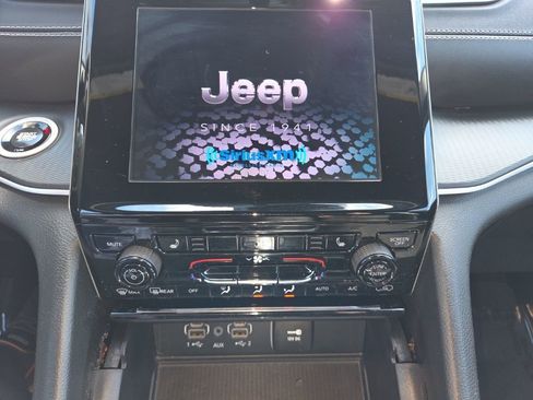 Used 2024 Jeep Grand Cherokee L Altitude image 15