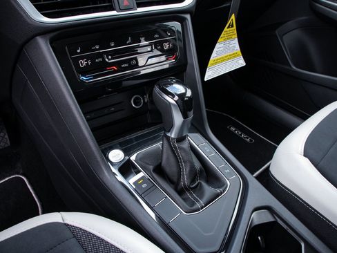 New 2026 Volkswagen Taos SE FWD image 21