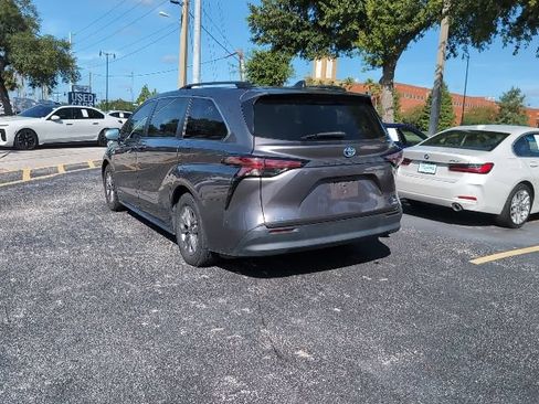 Used 2021 Toyota Sienna LE w/ LE Plus Package AWD/4WD image 4