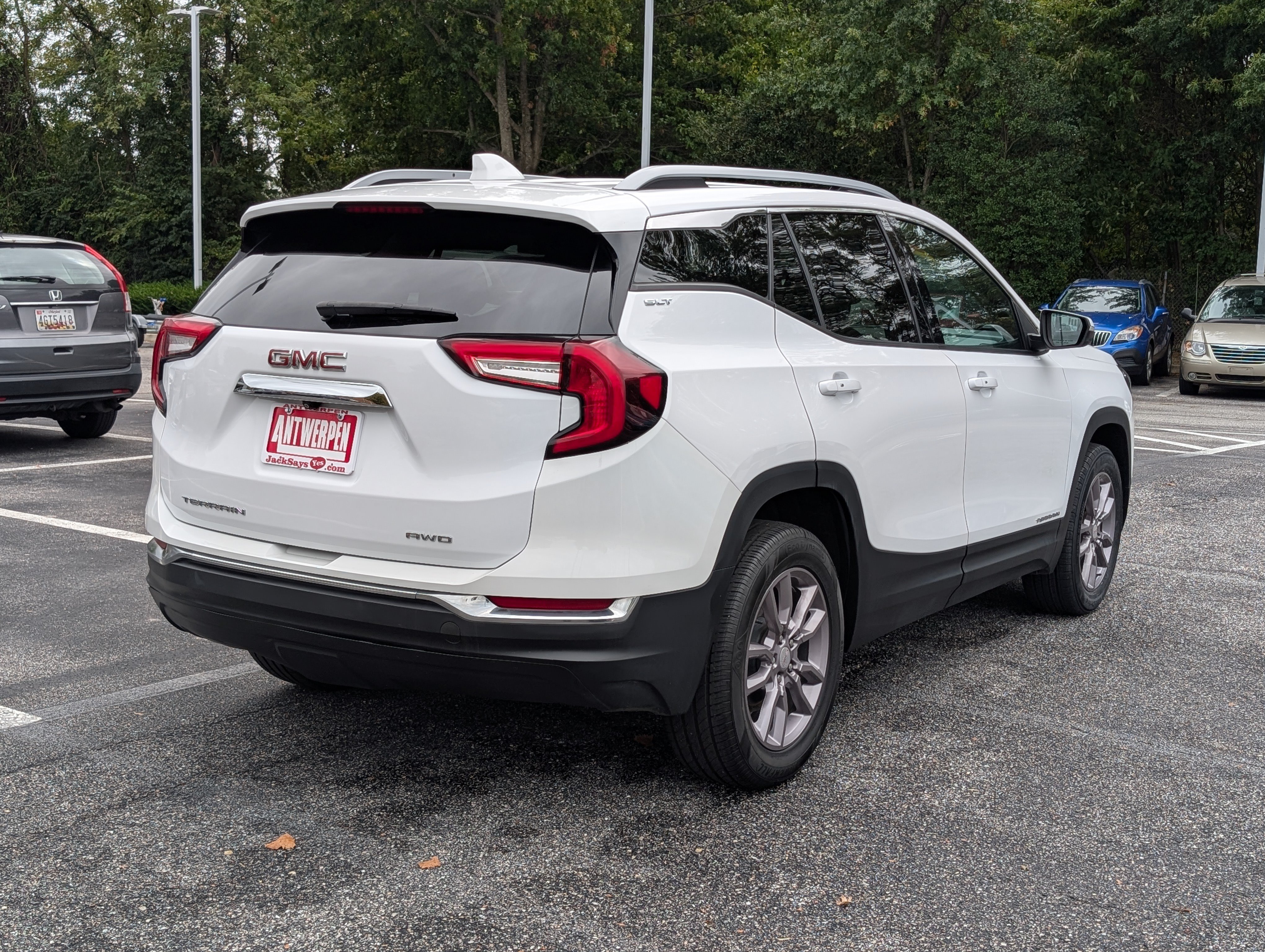 Used 2024 GMC Terrain SLT AWD/4WD image 3