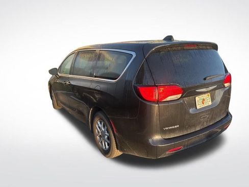 Used 2022 Chrysler Voyager LX image 6